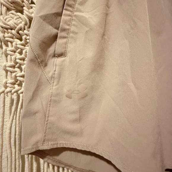 Under Armour Women’s Tan Athletic Shorts Medium  Lightweight Performance Workout - Picture 3 of 3